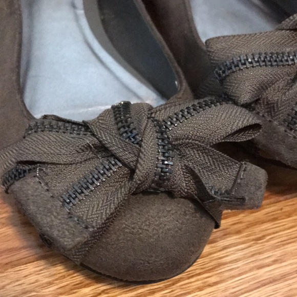 Nine West Gray Flats - Picture 7 of 7